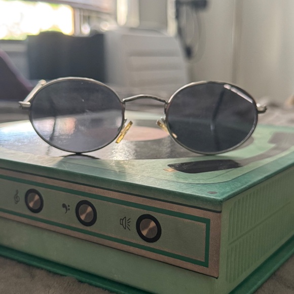 Retro Round Black Sunglasses – John Lennon Style, Unisex - Picture 1 of 2